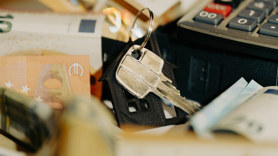 House keys and cash for real estate market data